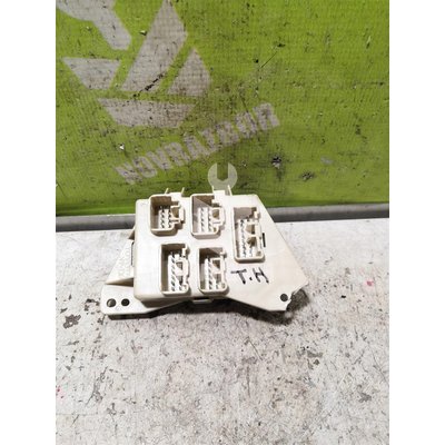 Блок предохранителей Toyota Highlander I 01-06