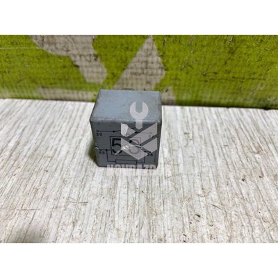 Реле Audi 80  90  B3  86-91