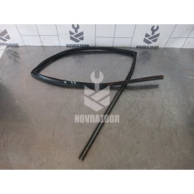 Уплотнитель стекла двери Mazda Mazda 3  BK  02-09