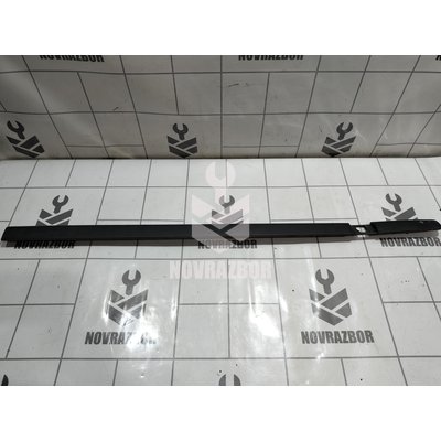 Молдинг передней правой двери Renault Clio 3  2005-2012