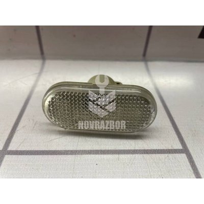 Повторитель на крыло белый Renault Logan 2005-2014