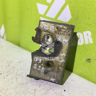 Замок двери задней правой Audi 80 90 B3 86-91 Замок двери задней правой Audi 80 90 B3 86-91