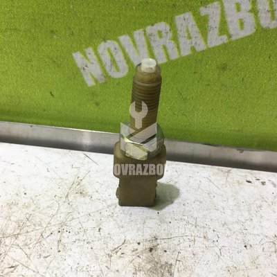 Датчик включения стопсигнала Audi 80 90 B3 86-91 Датчик включения стопсигнала Audi 80 90 B3 86-91